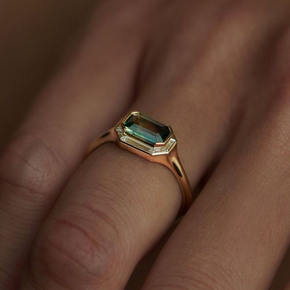Vintage Fine Gold Ring with Green Zirconia